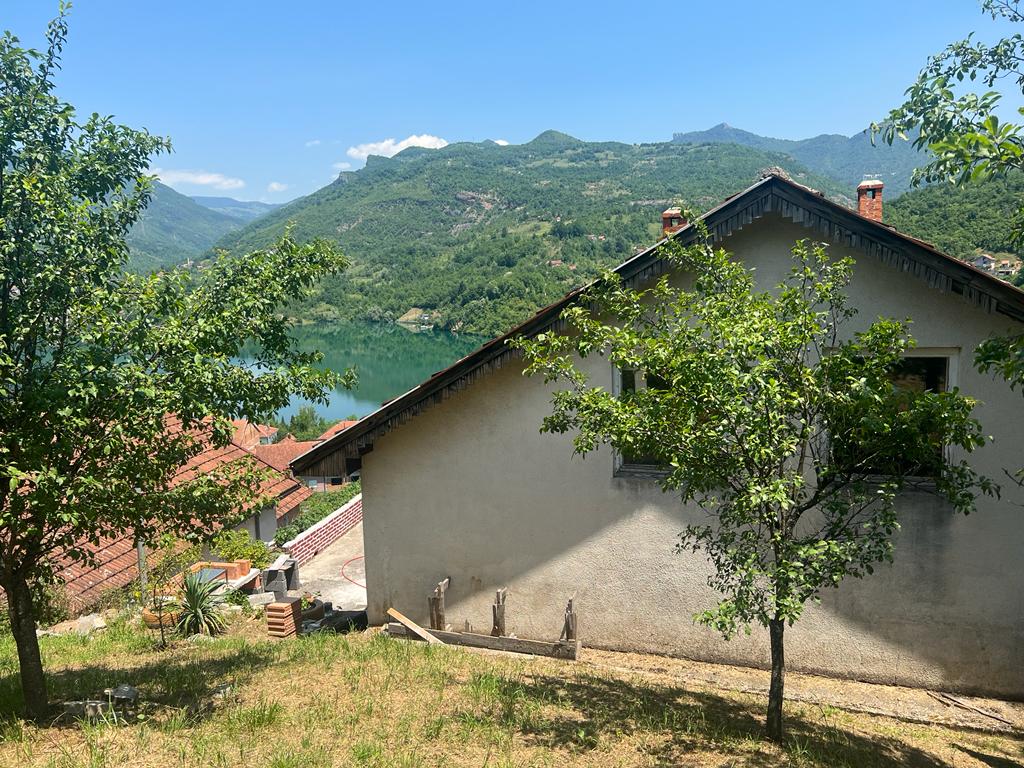 House with a beautiful view of Lake Jablanica near Konjic
