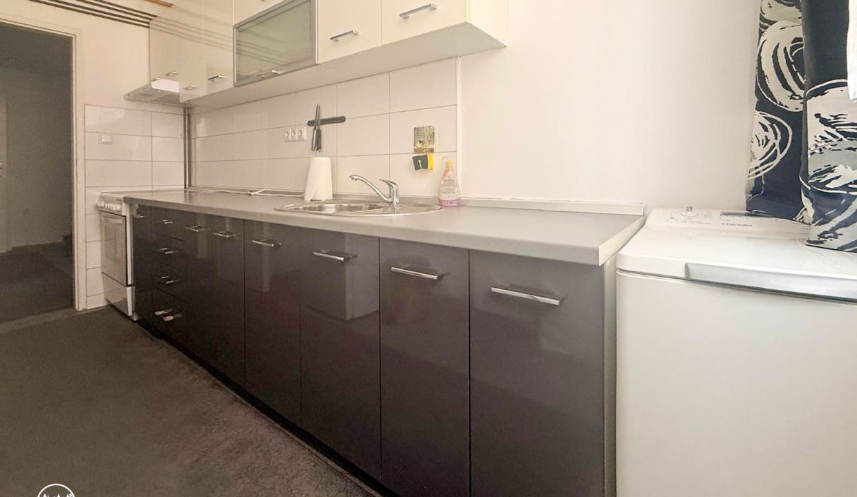 b5749595-ea9e-4d07-a668-10f07a6f589e-(1)